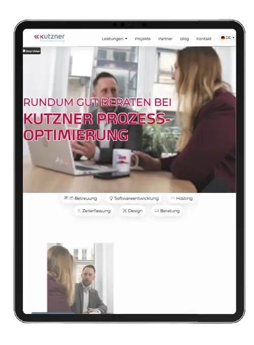 Tablet-Ansicht derselben Website. Vertikal. Mehrere Elemente sind noch nebeneinander, aber teilweise in 2 Zeilen gebrochen. Es ist der Zwischenschritt zwischen Handy und PC.