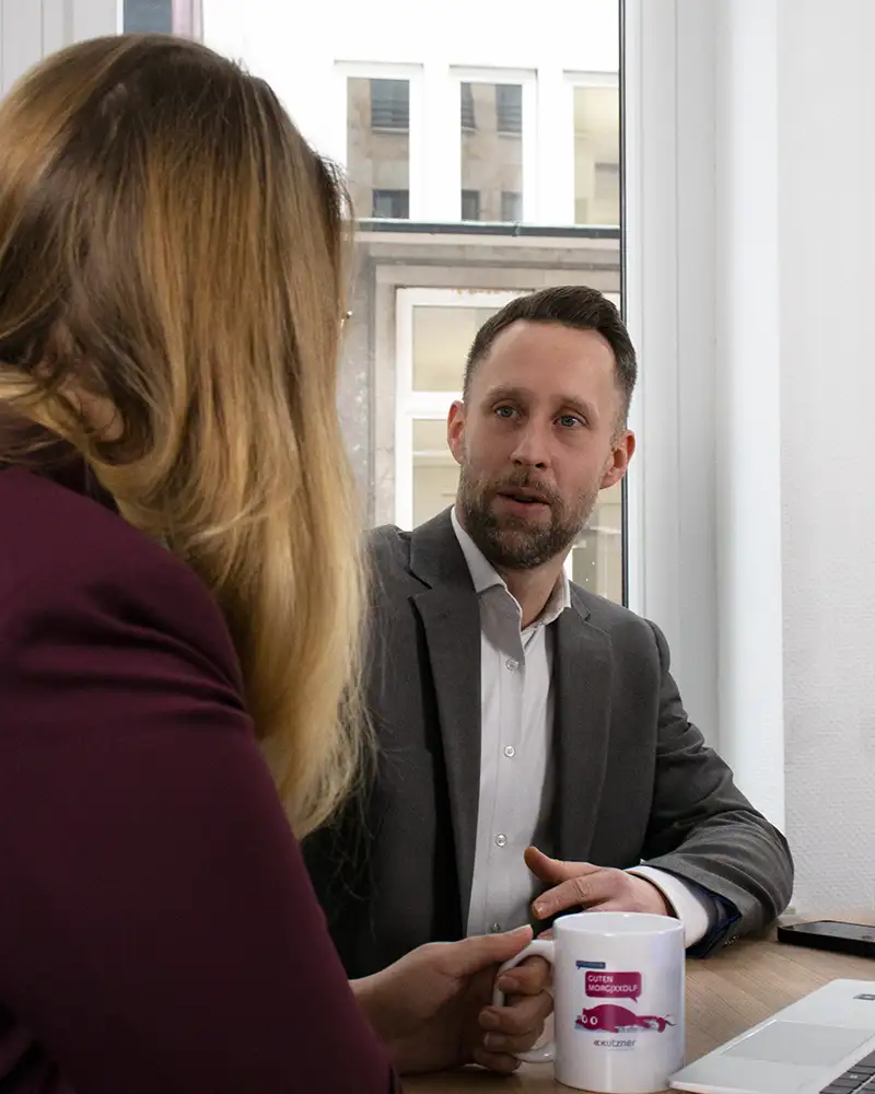 Zwei Personen im Meeting