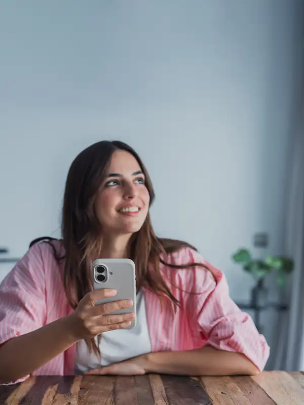 Eine junge, blonde Frau ist am Handy auf Social Media